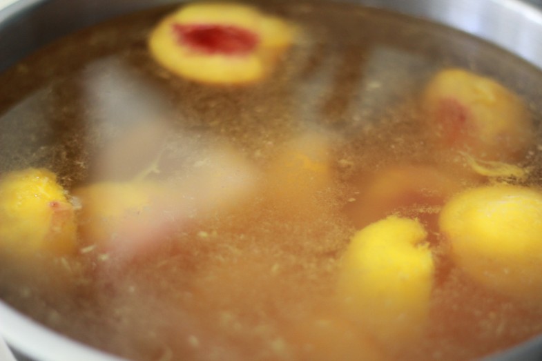 Canning {deliciously sweet} Peaches without sugar